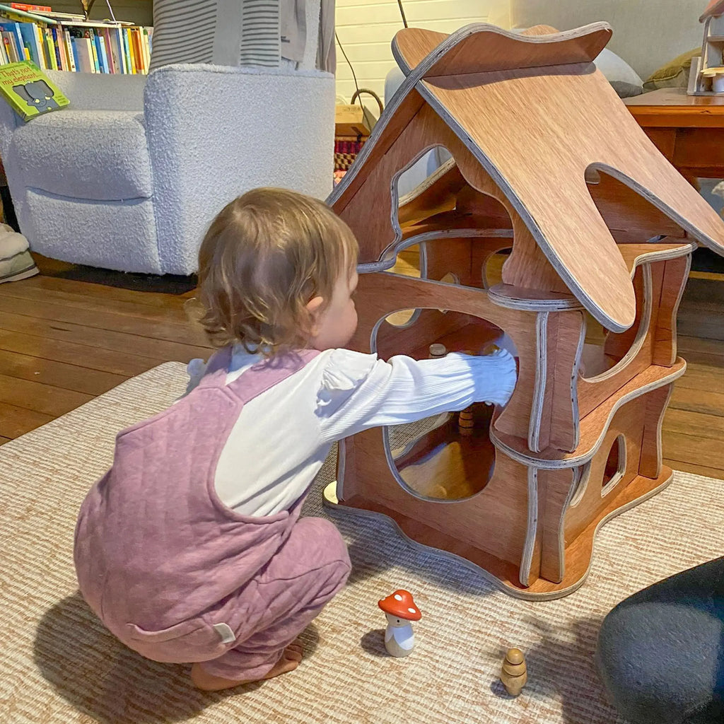 Dreamy Dolls House — side view of dolls house