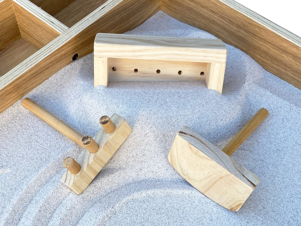 Sand box with screed and 3 tools — view of tools included
