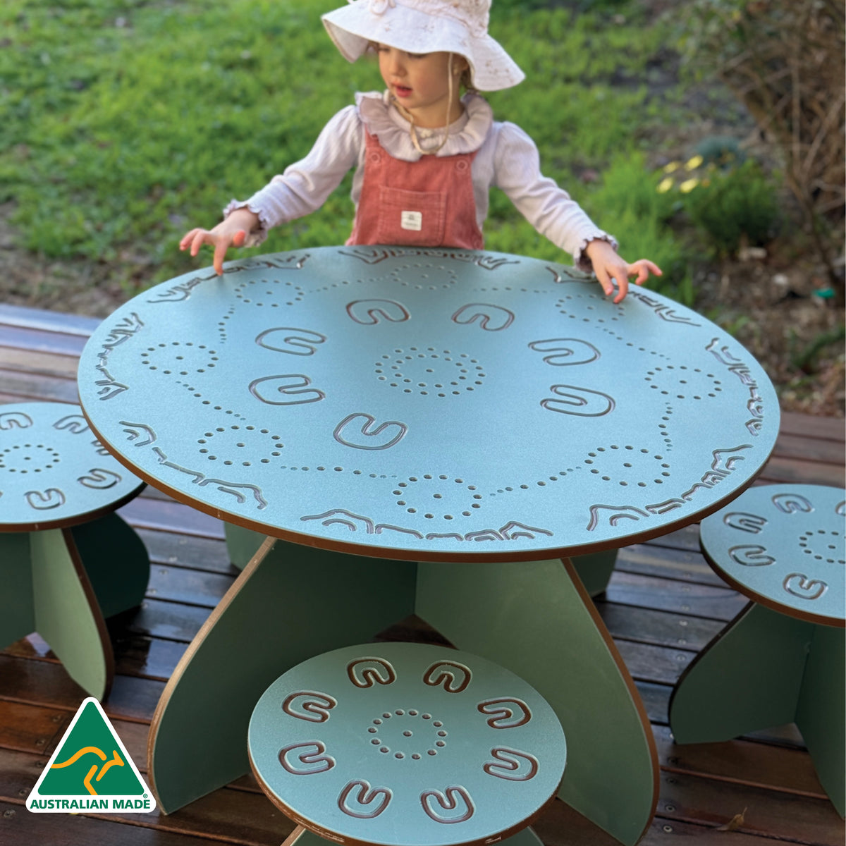 Yarning Table and Stools OUTDOOR