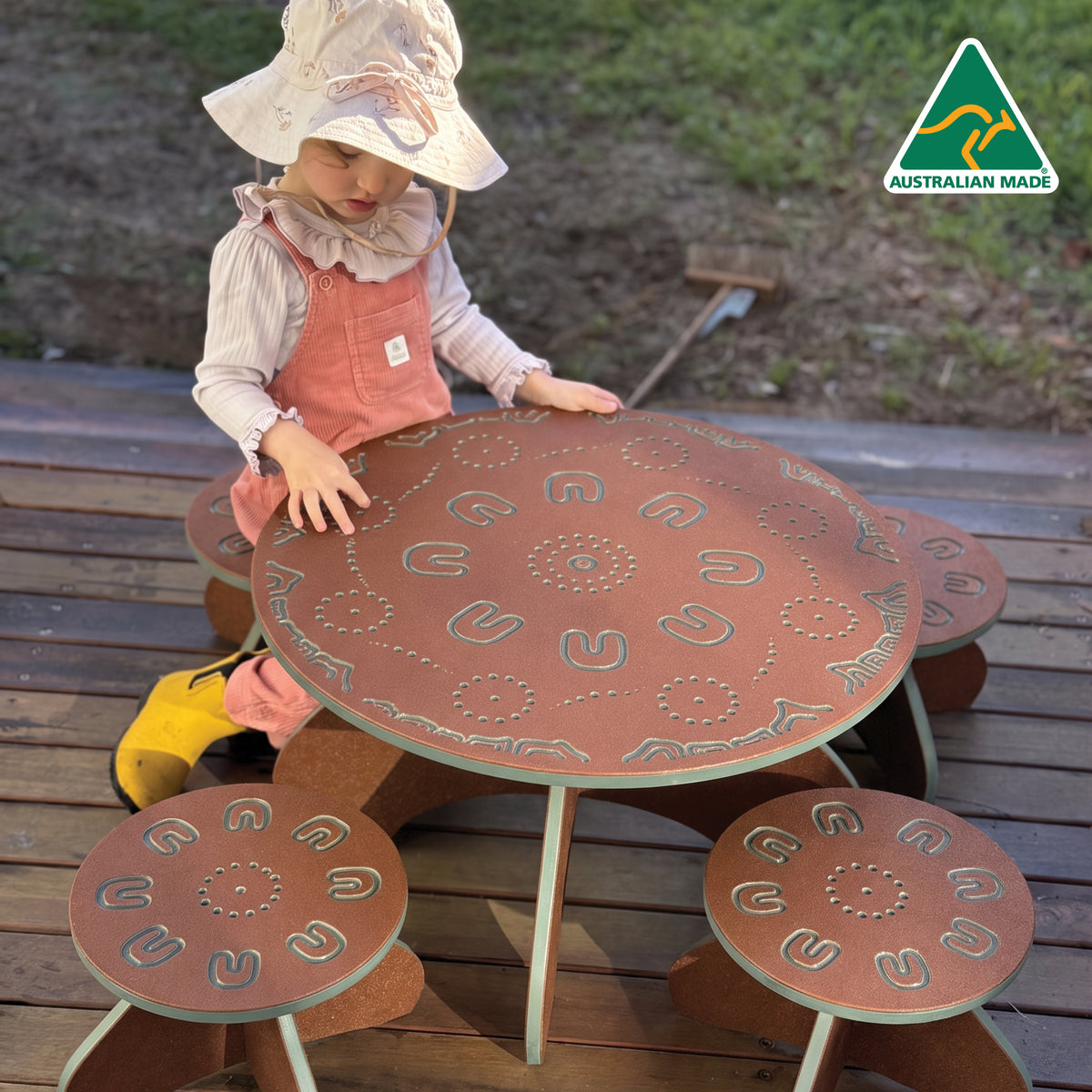 Yarning Table and Stools OUTDOOR