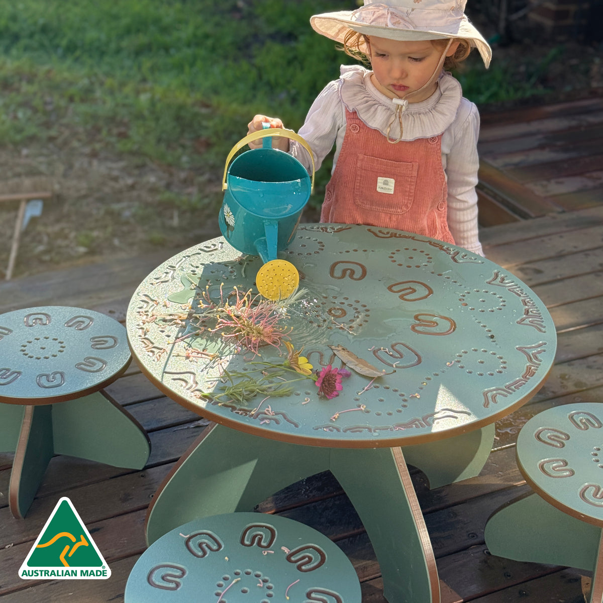 Yarning Table and Stools OUTDOOR